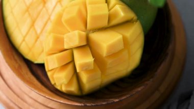 Yakın çekim taze mango yavaş çekim. Lezzetli, sulu dilimlenmiş mango meyvesi.