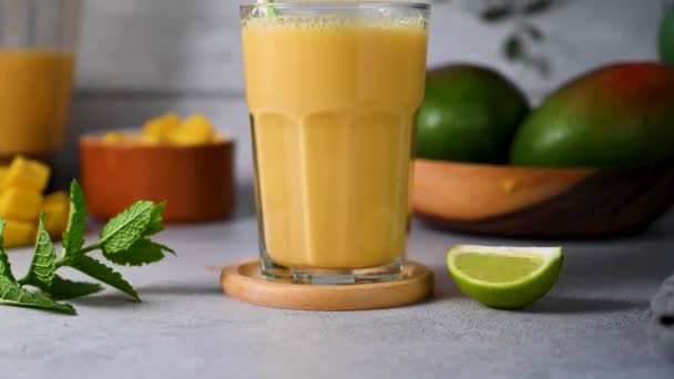 Frullato Mango Bicchiere Con Mango Fresco Menta Lime — Video Stock