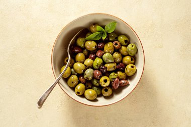 Bir kasede farklı renkte marine edilmiş zeytin.