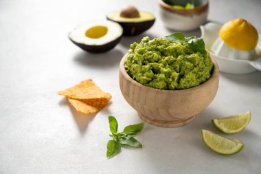 Guacamole avokado püresi sosu, yanında da tortilla cipsi. Boşluğu kopyala.