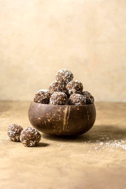 Enerji topları. Hindistancevizi taneleri, yulaflar, kurutulmuş meyveler ve fındıklardan yapılmış enerji proteini ısırıkları yok.