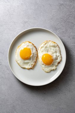 Tabakta yumurta, kahvaltı, sağlıklı proteinler.
