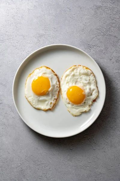 Жареные Яйца Тарелке Завтрак Здоровые Белки — стоковое фото