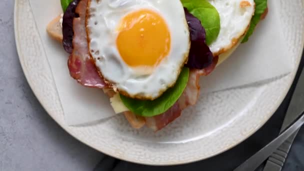 Πρωινό Φαγητό Τηγανητά Αυγά Και Μπέικον Τοστ Σερβίρεται Τυρί Και — Αρχείο Βίντεο