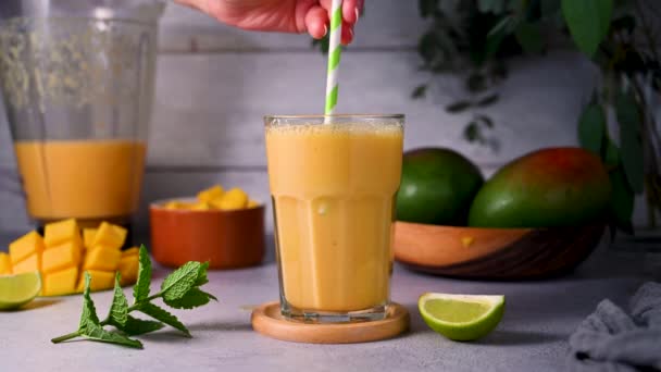 Mescolare Frullato Mango Bicchiere Con Mango Fresco Menta Lime — Video Stock