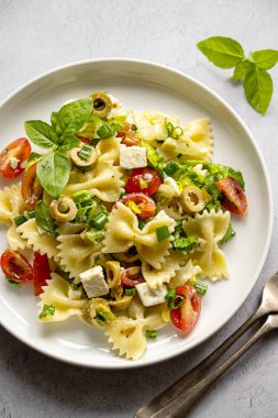 Makarna salatası. Geleneksel İtalyan makarna salatası, kirazlı domates, zeytin, peynir, yeşil lahana.