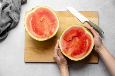 Taze kırmızı sulu karpuz dilimleri, ahşap doğrama tahtasındaki karpuz dilimleri