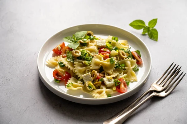 Makarna salatası. Geleneksel İtalyan makarna salatası, kirazlı domates, zeytin, peynir, yeşil lahana.