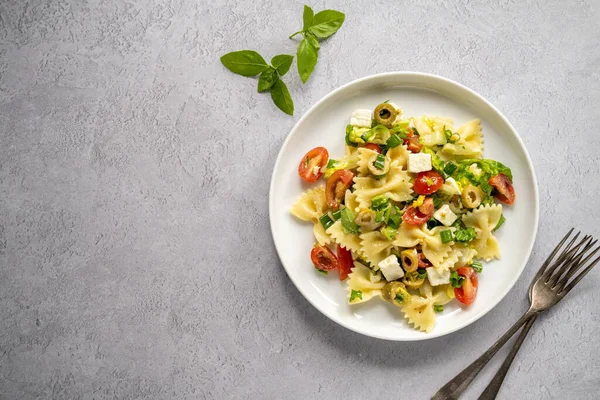 Makarna salatası. Geleneksel İtalyan makarna salatası, kirazlı domates, zeytin, peynir, yeşil marul.