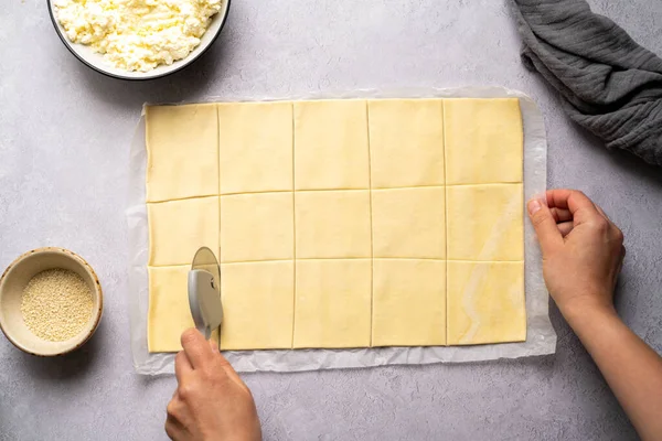 페이스트리 파이를 요리하기 페이스트리 반죽을 네모난 크기로 자르는 — 스톡 사진