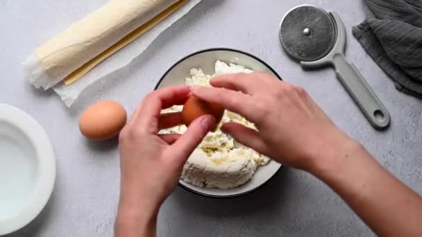 Mãos Femininas Acrescentam Ovo Queijo Casa Campo Preparação Cheesecake Tortas — Vídeo de Stock