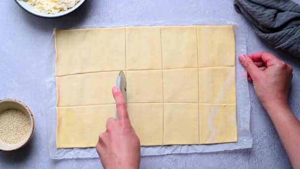 Snijden Rauw Bladerdeeg Deeg Vierkant Voor Het Koken Bladerdeeg Taarten — Stockvideo