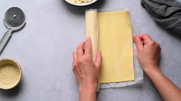 Жіночі Руки Прокатують Сире Тісто Листкового Тіста Руками Столі Приготування — стокове відео