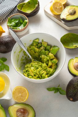 Kâsede Guacamole, ev yapımı avokado püresi sosu.