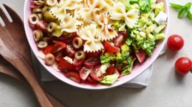 Makarna salatası. Geleneksel İtalyan makarna salatası, kirazlı domates, zeytin, peynir, yeşil marul.