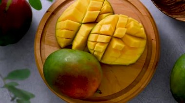 Taze mango ağır çekim. Lezzetli, sulu dilimlenmiş mango meyvesi.