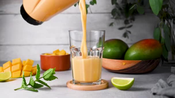 Versare Frullato Mango Bicchiere Con Mango Fresco Menta Lime — Video Stock