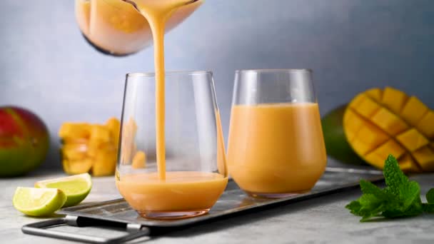 Giet Mango Smoothie Een Glas Met Verse Mango Munt Limoen — Stockvideo