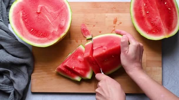 Vrouwelijke Handen Snijden Verse Sappige Watermeloen Plakken Snijplank — Stockvideo