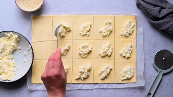 Kobiece Ręce Wypełniające Surowe Ciasto Francuskie Trójkąty Ciasta Serem Wiejskim — Wideo stockowe