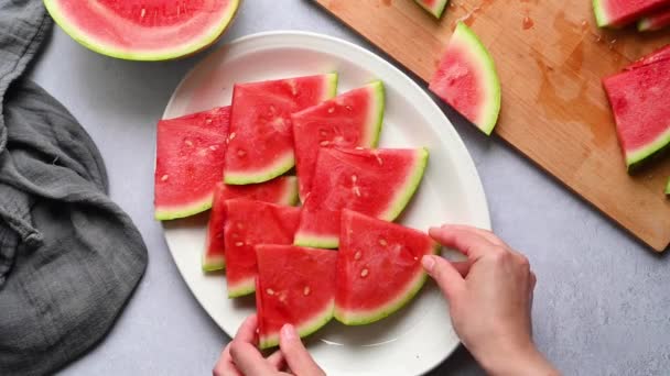 Frische Rote Saftige Wassermelonenscheiben Auf Schneidebrett — Stockvideo