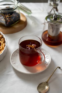 Bardakta sıcak siyah çay. Huysuz yaşam tarzı fotoğrafı.