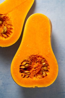 Kabak kabağı ve tohumlar mavi arka planda