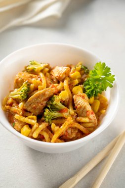 Tavuk göğsü ile çırpılmış yumurta eriştesi.