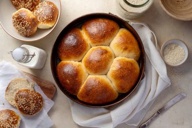 Ekşi hamur çörekleri tavada, üst manzara..