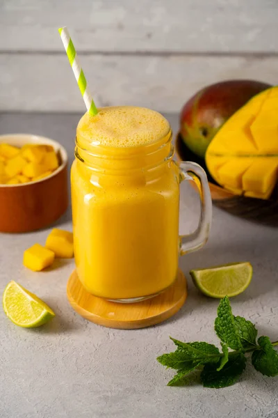 Taze Mango Nane Limonlu Bir Bardakta Mango Kokteyli — Stok fotoğraf