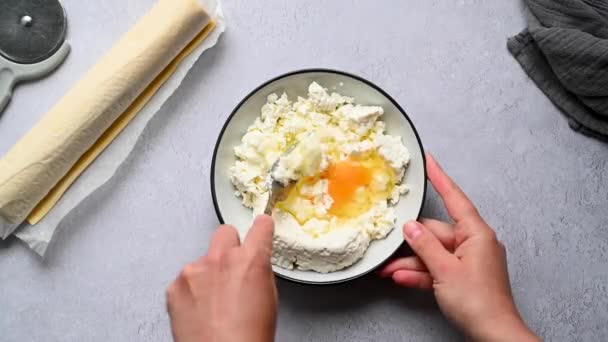 Жіночі Руки Змішують Сир Яйцем Приготування Сирного Пирога Або Сирних — стокове відео