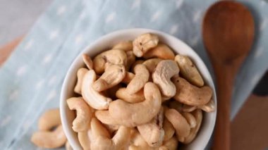 Küçük bir kasede kaju fıstığı. Sağlıklı atıştırmalıklar. Üst görünüm