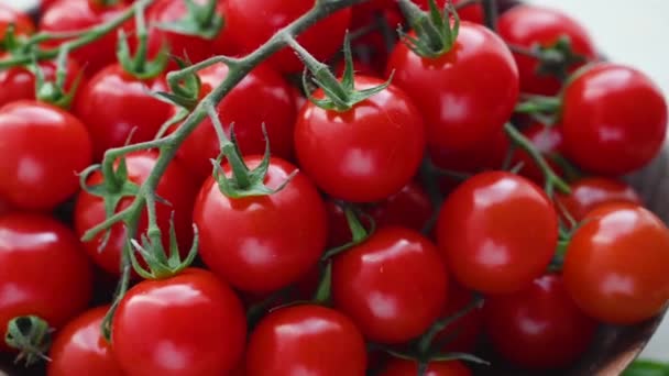 Świeże Pomidory Wiśniowe Drewnianej Misce — Wideo stockowe