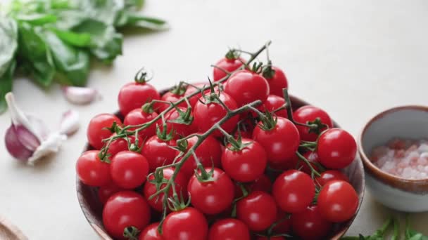 Tomates Cerezo Fresco Tazón Madera — Vídeo de stock