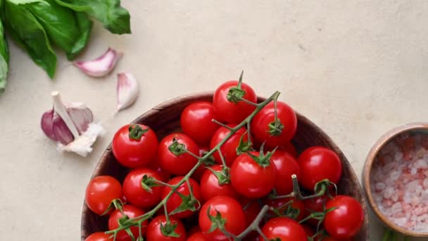Świeże Pomidory Wiśniowe Liście Bazylii Drewnianej Misce Widok Góry — Wideo stockowe