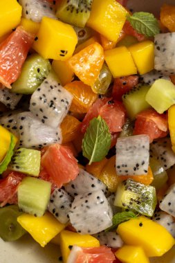 Taze mangolu egzotik meyve salatası, ejderha meyvesi, greyfurt, kivi.