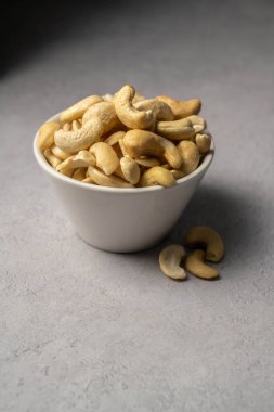 Küçük bir kasede kaju fıstığı. Sağlıklı yiyecek.