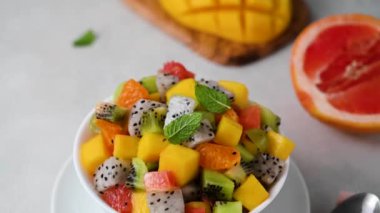 Taze mangolu egzotik tropikal meyve salatası, ejderha meyvesi, greyfurt, kivi.