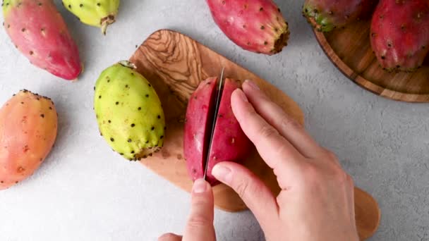 Колючі Груші Екзотичні Плоди Кактусів Жіночі Руки Розрізають Плоди Кактусів — стокове відео