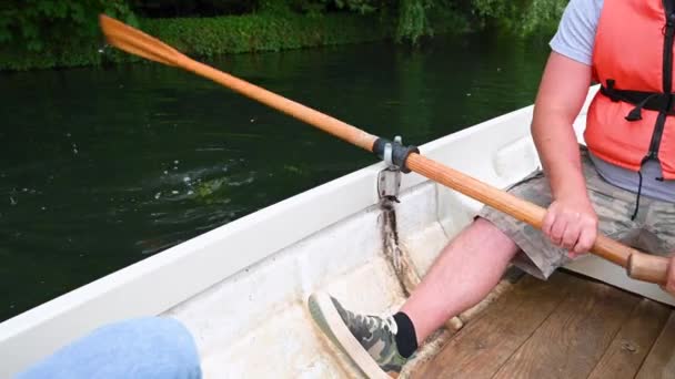 Ein Mann Paddelt Roh Auf Einem Boot Auf Dem Wasser — Stockvideo