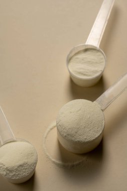Ölçme kepçesinde protein tozu. Boşluğu kopyala