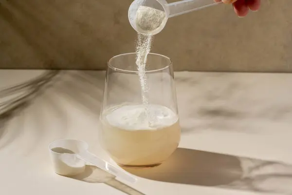 Σκόνη Πρωτεΐνης Που Προστίθεται Μέτρηση Σέσουλα Ένα Ποτήρι Νερό Συμπλήρωμα Εικόνα Αρχείου