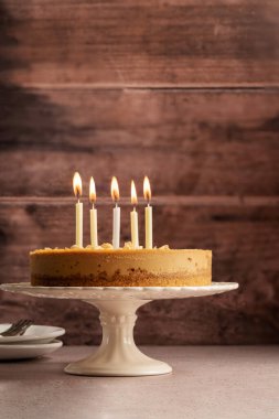 Doğum günü pastası yanan mumlar, kırsal ahşap arka plan, kopyalama alanı. Yüksek kalite fotoğraf