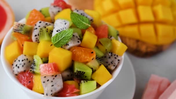 Salada Frutas Tropicais Exóticas Com Manga Fresca Fruta Dragão Toranja — Vídeo de Stock