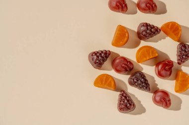 Multivitamin sakızları, meyve şekilli, fotokopi alanı. Sağlıklı gıda takviyesi konsepti