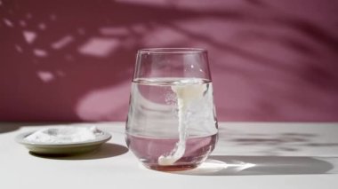 Kolajen protein tozu bardakta suyla birlikte. Gıda güzelliği ve sağlık desteği.