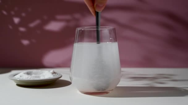 Σκόνη Πρωτεΐνης Κολλαγόνου Αναμειγνύεται Ένα Ποτήρι Νερό Ομορφιά Των Τροφίμων — Αρχείο Βίντεο