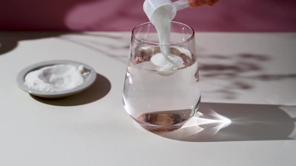 Kollagenproteinpulver Som Hälls Ett Glas Med Vatten Skönhets Och Hälsotillskott — Stockvideo