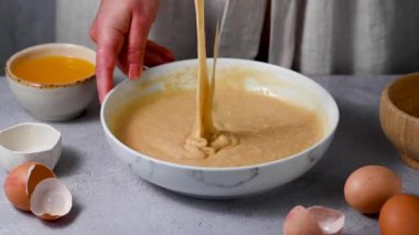 Un ile yumurta karışımını karıştırıyorum. Pasta, pasta, gözleme, yemek porsiyonu.