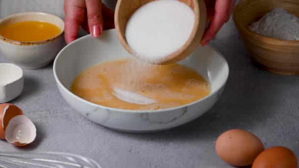 Adicionar Açúcar Ovos Mistos Cozinhar Deserto Panquecas Bolo Pastelaria Receita — Vídeo de Stock